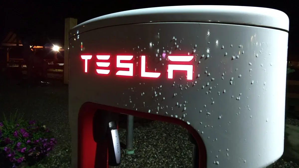 تصویر مرتبط با خبر: Hohe Ausgaben trüben Teslas Bilanz: Aktie fällt heftig