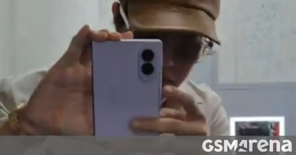 تصویر مرتبط با خبر: Boy band BTS' J-Hope teases the Samsung Galaxy Z Fold8 ahead of launch