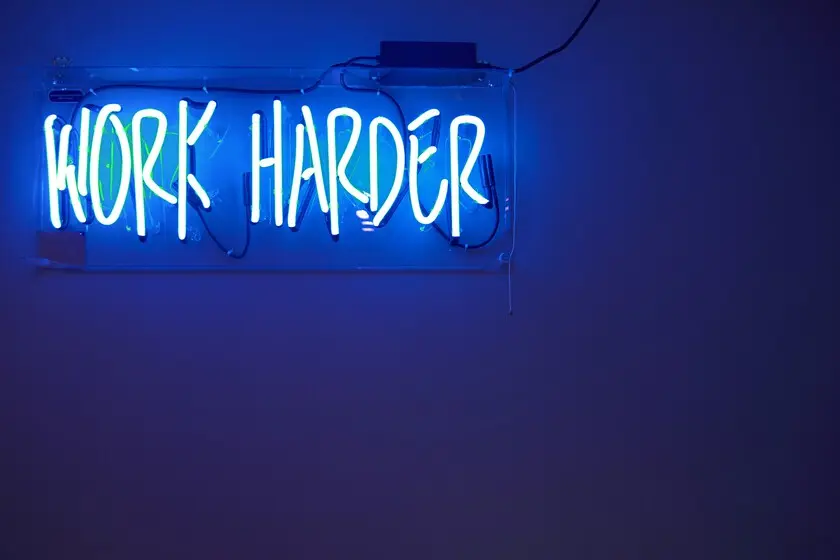 تصویر مرتبط با خبر: La IA trae más tensión: los empleados quieren trabajar menos porque la IA ayuda. Los CEO exigen a la gente ser máquinas sin descanso