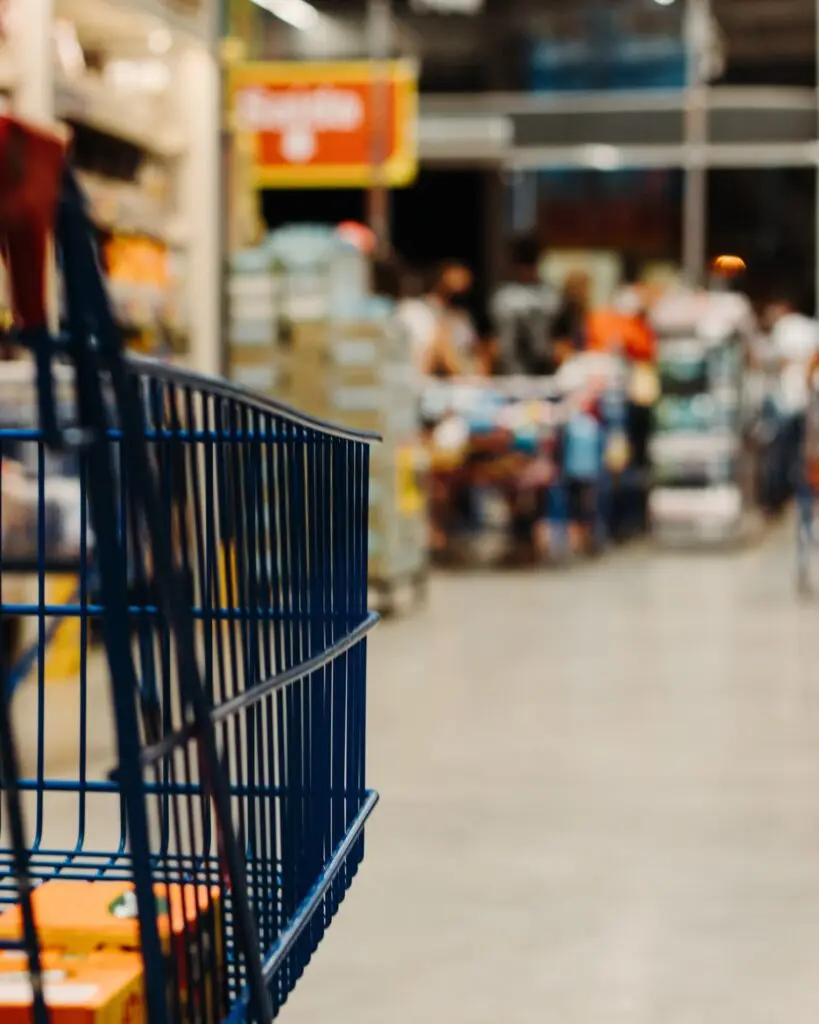 un caddie dans un supermarché.