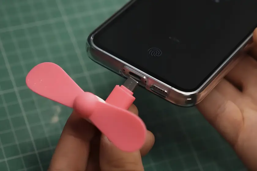 تصویر مرتبط با خبر: "Si tienes este ventilador para el móvil, dáselo a alguien que te caiga mal": el peligro de conectar cualquier cosa al USB del móvil