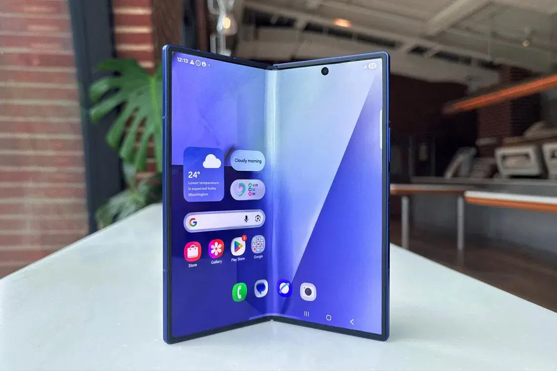 تصویر مرتبط با خبر: Samsung’s foldable teaser shows it’s solving display creases with Flex Titanium