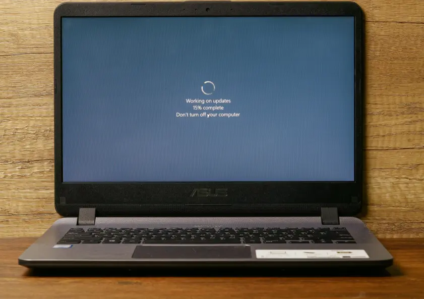 A picture of a windows laptop in its updating stage, saying do not turn off the computer.