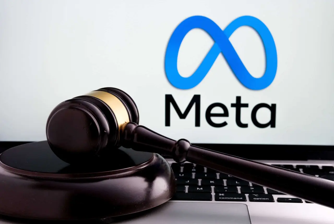 Julgamento. Ao fundo, logo da Meta na tela de um notebook; à frente, um martelo de juiz