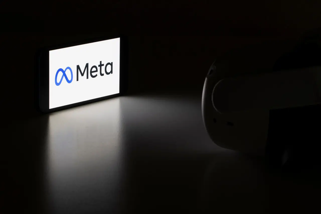 Tela de um smartphone exibindo o logo da Meta