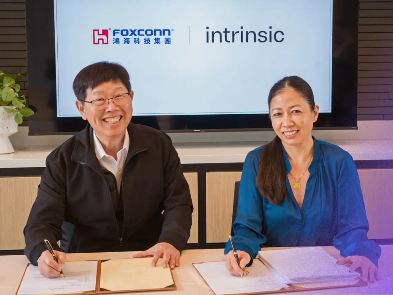 تصویر مرتبط با خبر: Foxconn and Intrinsic launch joint venture at Hon Hai Tech Day 2025
