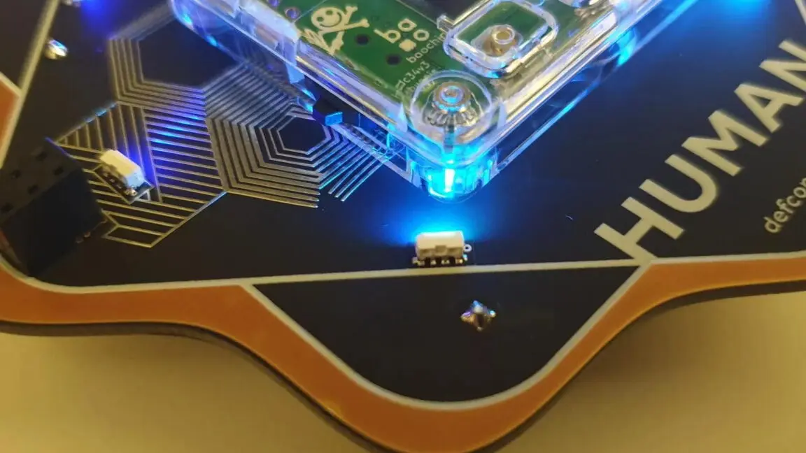 تصویر مرتبط با خبر: Defcon's new badge is a security key you can see inside