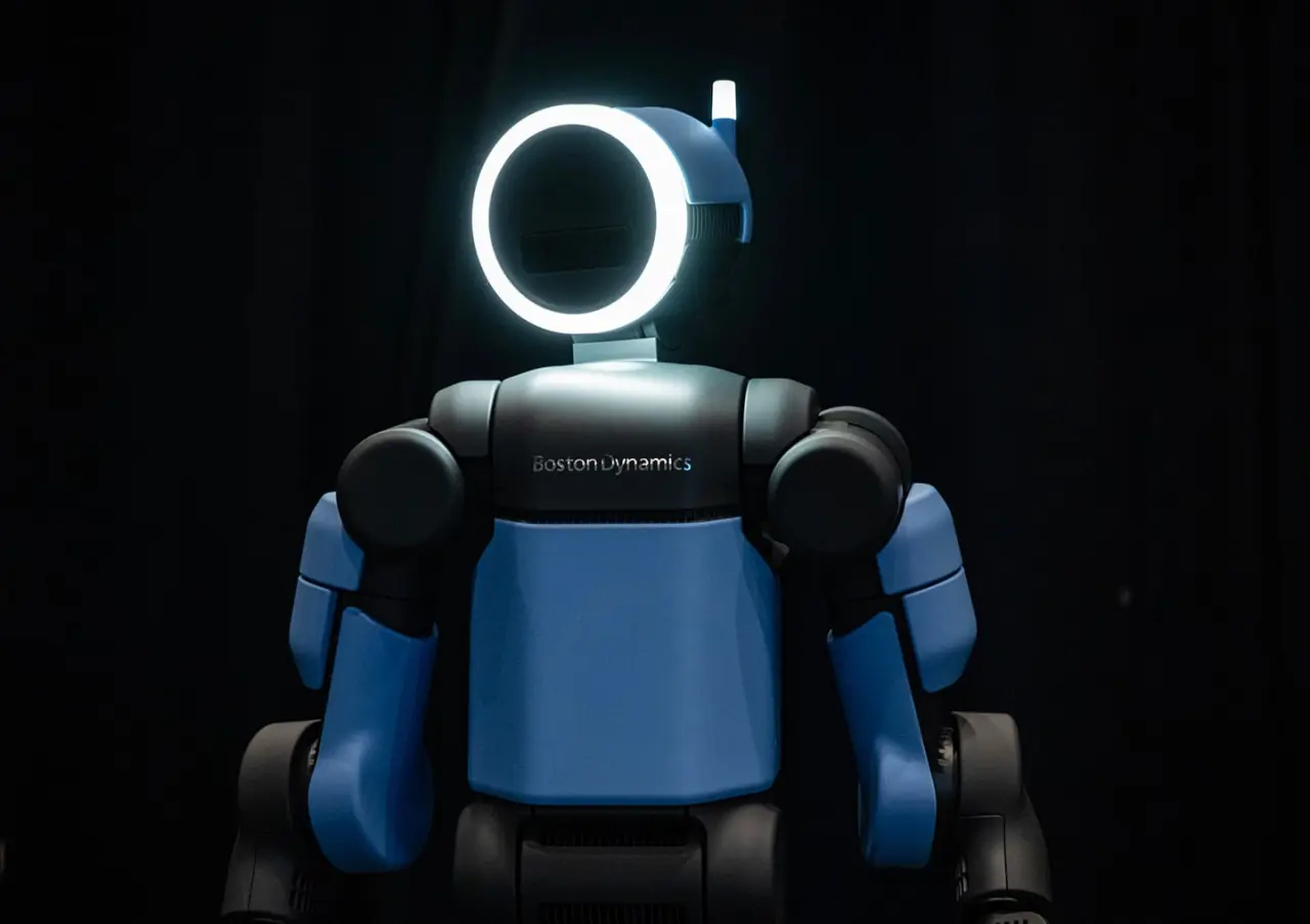 تصویر مرتبط با خبر: Atlas’ Evolution From Research Robot to Industrial Humanoid | Boston Dynamics